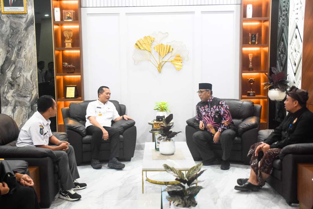 DENGAR PENDAPAT: Gubernur NTB Lalu Muhamad Iqbal (dua dari kiri) saat menerima audiensi Pengurus Wilayah KSBN NTB, sambil berdiskusi salah satunya tentang pembentukan dinas kebudayaan.