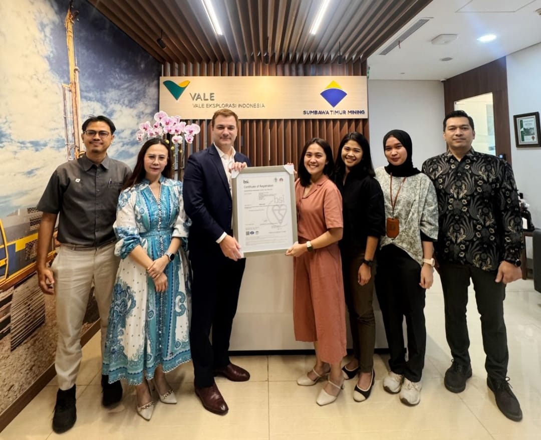 Penyerahan sertifikat ISO 14001:2015 dari British Standards Institution (BSI) kepada tim Sustainability PT Sumbawa Timur Mining (STM). Sertifikat bertaraf internasional ini membuktikan kesungguhan STM