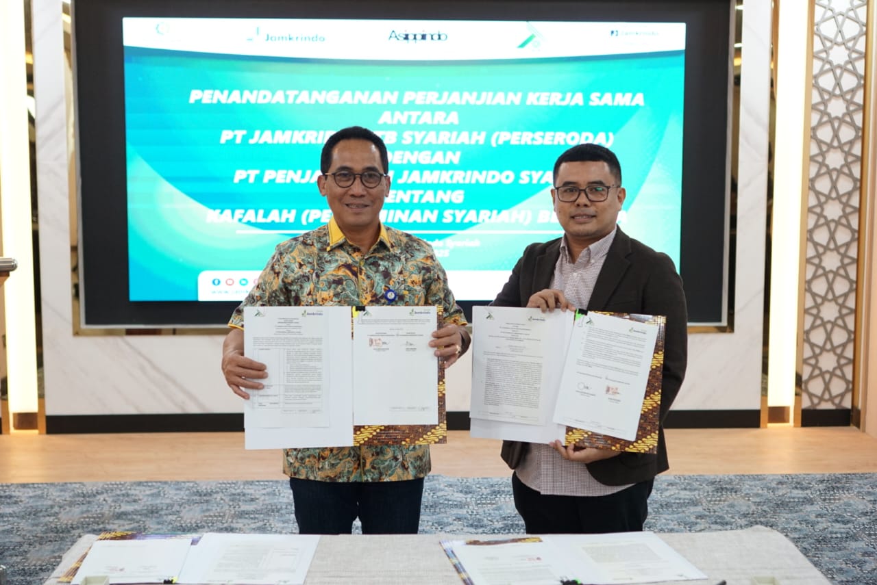 Direktur Utama Jamkrida NTB Syariah Lalu Taufik Mulyajati (kanan) dan Direktur Utama Jamkrindo Syariah Hari Purnomo usai tanda tangan kerja sama di Jakarta.