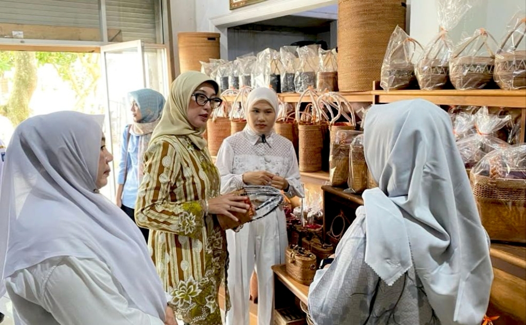 BENTUK DUKUNGAN: Ketua Dekranasda NTB Sinta Agathia (tengah) mengunjungi UMKM UD Mawar Artshop di Desa Batu Mekar, Lingsar, Lombok Barat.