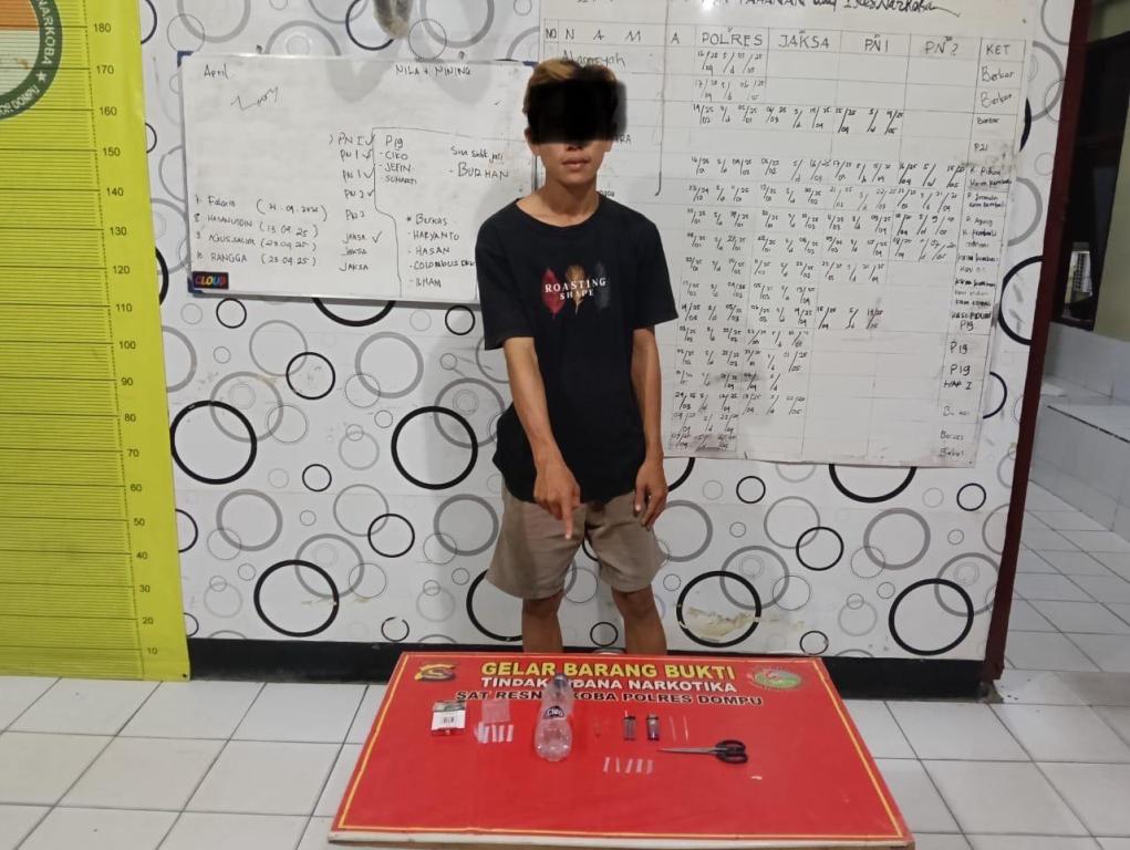 DIAMANKAN: Pelaku AM bersama barang bukti sabu dan lainnya diamankan di Polres Dompu, Jumat (18/4).