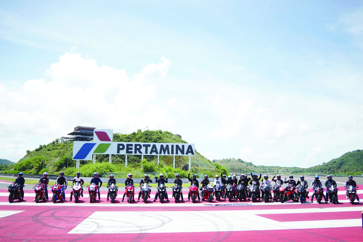 KOMPAK: Para bikers HALo saat trackday di Sirkuit Mandalika. (Honda for Lombok Post)