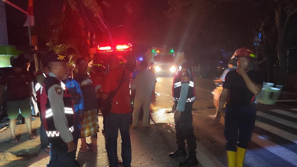 BIKIN PANIK: Tim dari Damkar, PLN dan kepolisian turun mengamankan korsleting listrik di Jembatan Kembar, Kamis malam (17/4).