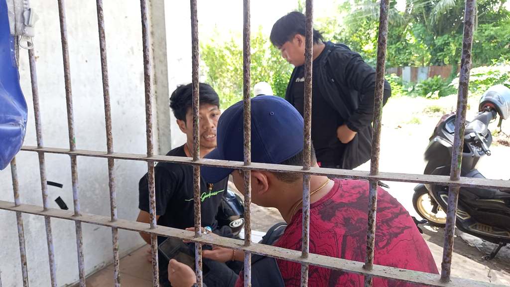 TERTANGKAP: Terduga pengedar sabu berinisial MUL dibekuk polisi saat menunggu pembeli sabu di wilayah Gunungsari, Lombok Barat, Jumat (18/4).&nbsp;