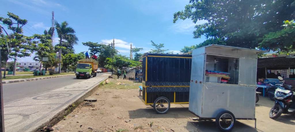 PENATAAN TAMAN KOTA: Sebagain lapak pedagang di jejeran warung sebelah timur lapangan sudah mulai ditertibkan.