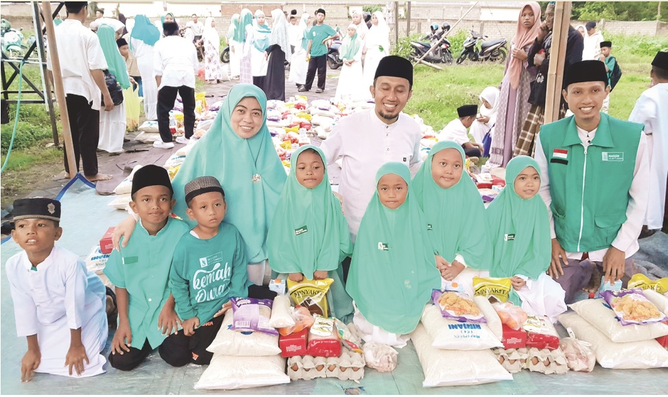 PEDULI: Pengasuh Yayasan Masjid Jalan Cahaya Herman Husdiawan (tengah/belakang) dan istrinya selaku ketua yayasan Husnul Khotimah (kiri) bersama anak yatim yang ada di Lombok Barat.