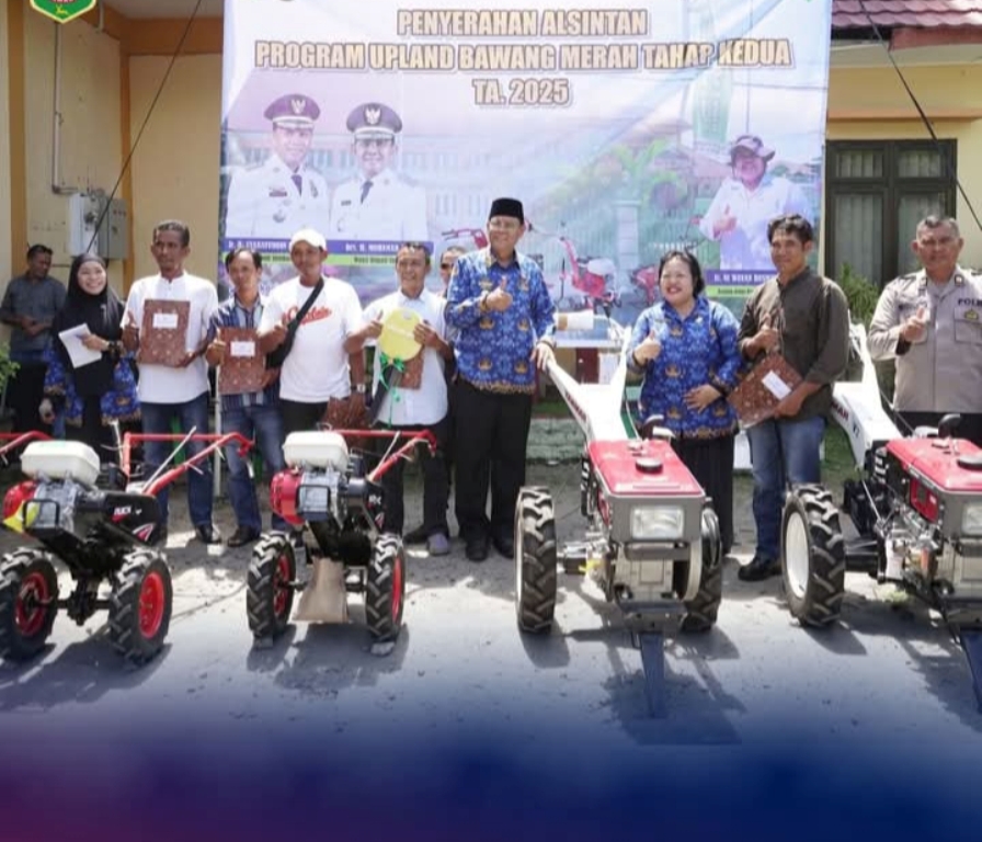 BANTU PETANI: Bupati Sumbawa Syarafuddin Jarot menyerahkan bantuan alsintan kepada kelompok tani, Kamis (17/4).