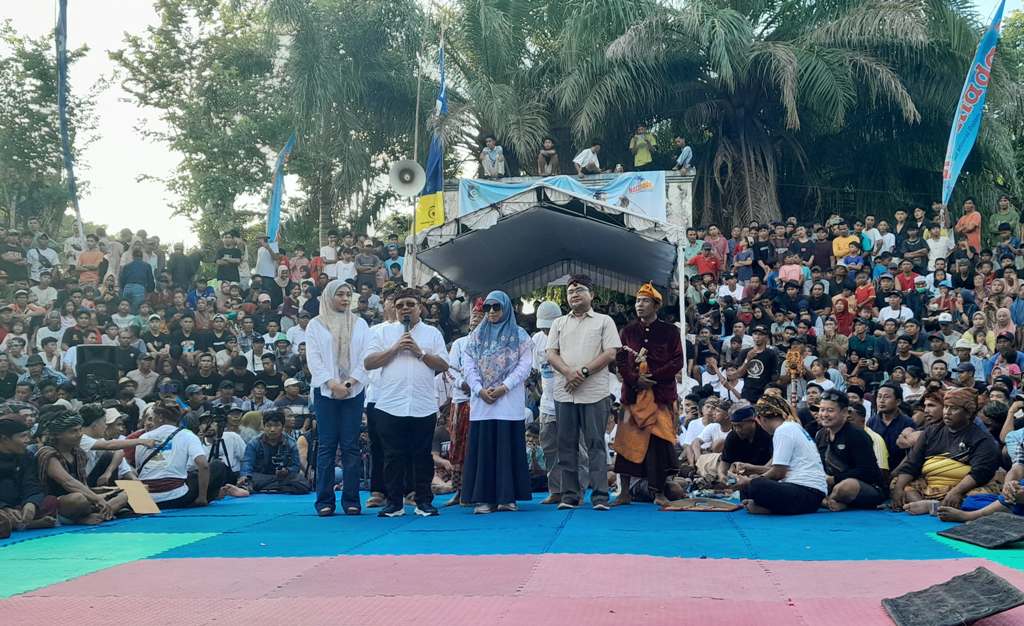 SUKSES: Bupati Lobar Lalu Ahmad Zaini dan Wakil Bupati Nurul Adha saat menutup acara peresean di Taman Kota Gerung, Minggu (20/4).