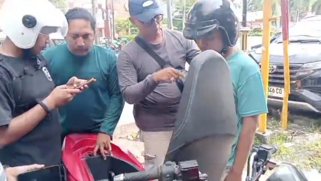 TAK BERKUTIK: Pelaku curanmor berinisial RA tidak berkutik setelah ditangkap tim Resmob Polresta Mataram, Sabtu (19/4).&nbsp;