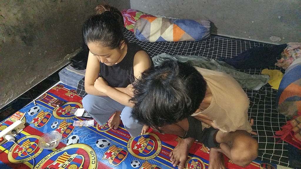 Pasangan pengedar sabu berinisial JBHP dan DTNBP usai ditangkap tim Satresnarkoba Polresta Mataram, Minggu dini hari (20/4).&nbsp;