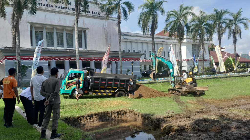 BAKAL DITATA: Salah satu petugas Dinas PUTR Lobar saat melakukan pengecekan kondisi tata ruang bangunan Kantor Bupati Lobar pekan lalu.