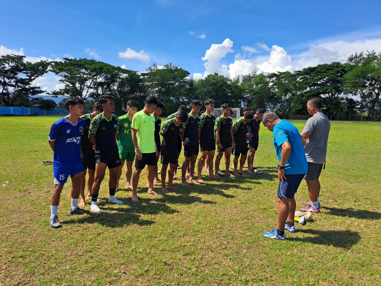 PERSIAPAN: Pemain Persidom mendengar arahan dari pelatih usai menjalani latihan sebelum menghadapi Liga 4 Putaran Nasional, beberapa waktu lalu.