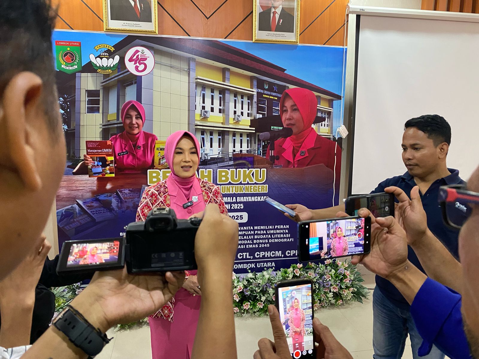 Ketua Bhayangkari KLU Ny Heny Fitriani memberikan keterangan usai acara bedah buku, Senin (21/4).