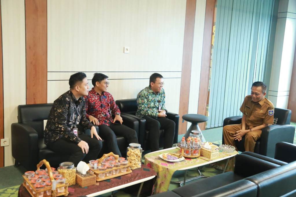 KOLABORASI: Kepala OJK NTB Rudi Sulistyo (tiga dari kiri) saat mengunjungi Bupati Lombok Tengah Lalu Pathul Bahri membahas soal komitmen peningkatan akses keuangan masyarakat.