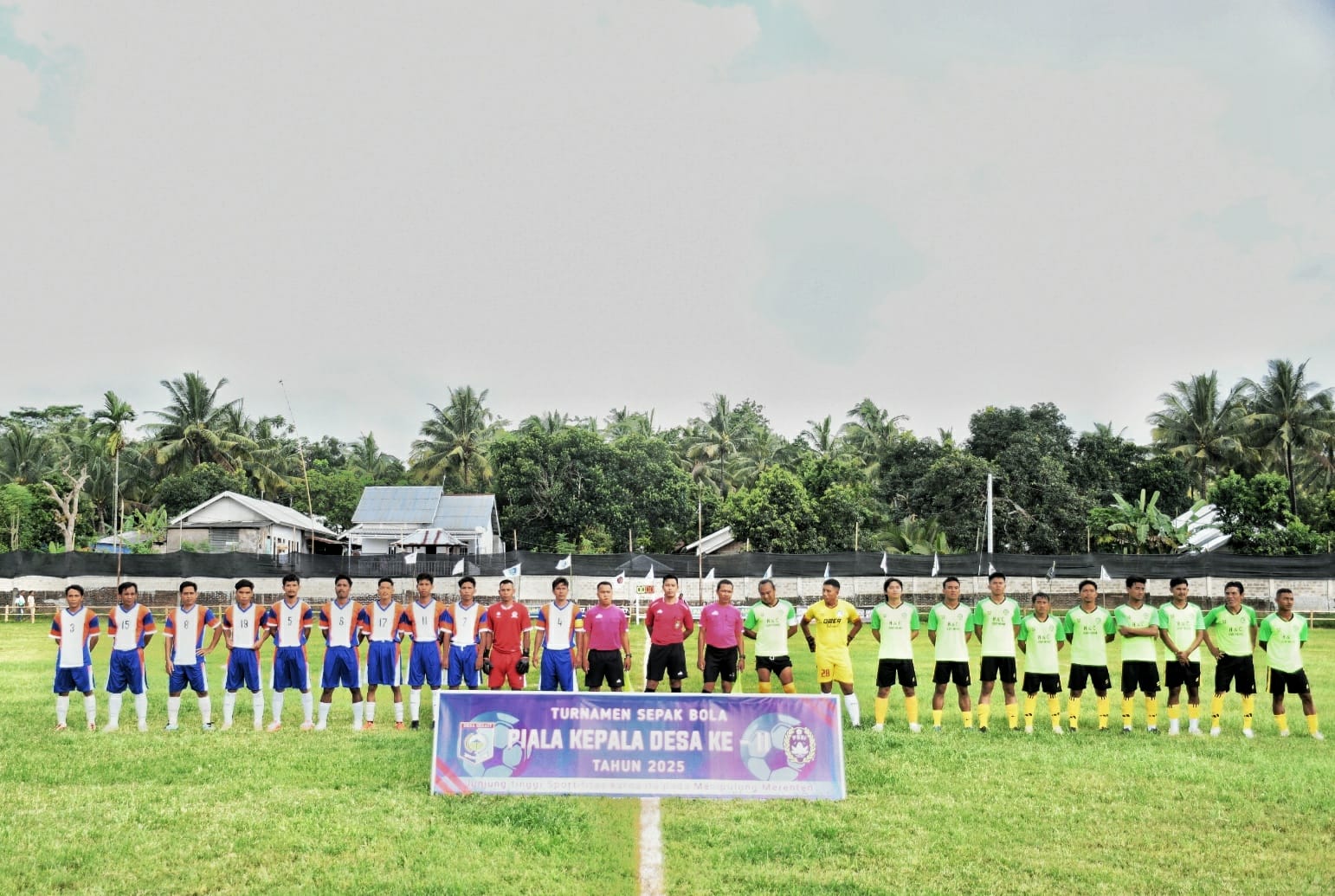 OPEN TURNAMEN: Para pemain dari dua klub siap bertanding pada kejuaraan bertajuk Merenten Cup.