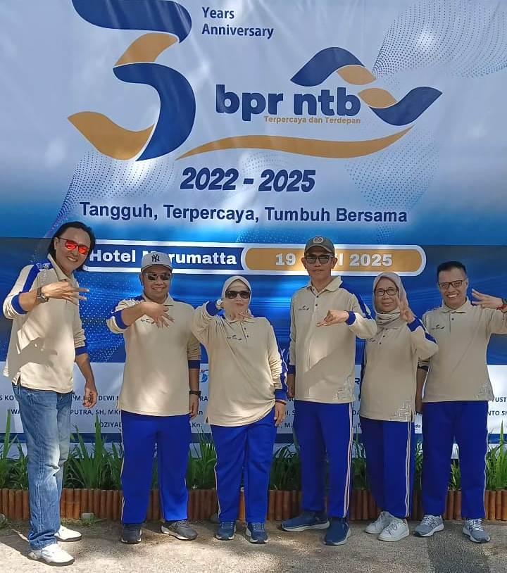 BANGUN OPTIMISME:&nbsp; Dirut BPR NTB (tiga dari kanan) Ketut Sudharmana bersama jajaran direksi di sela-sela perayaan HUT BPR NTB ke-3 di Hotel Merumatta Senggigi, Sabtu (19/4) kemarin.