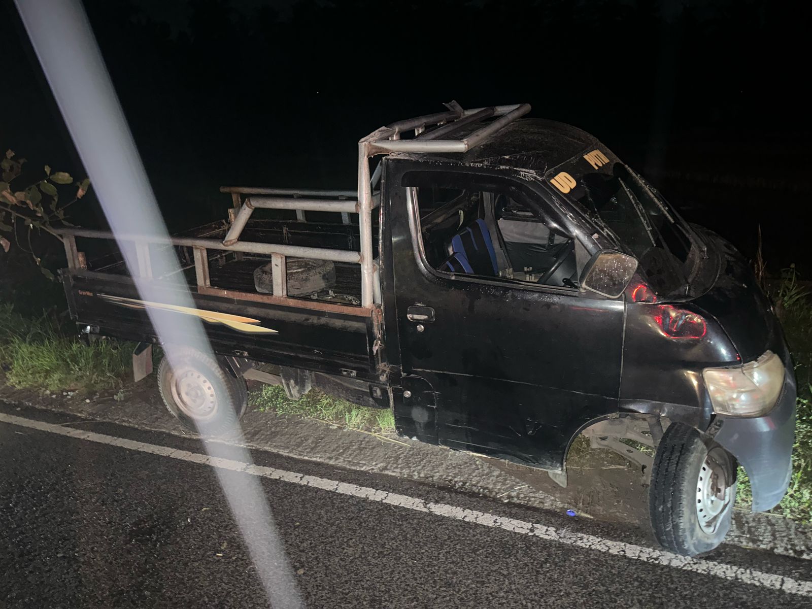 Kondisi mobil pikap yang mengalami kecelakaan tunggal mengakibatkan 4 orang meninggal dunia di Desa Barabali, Kecamatan Batukliang, Lombok Tengah, Minggu (20/4).