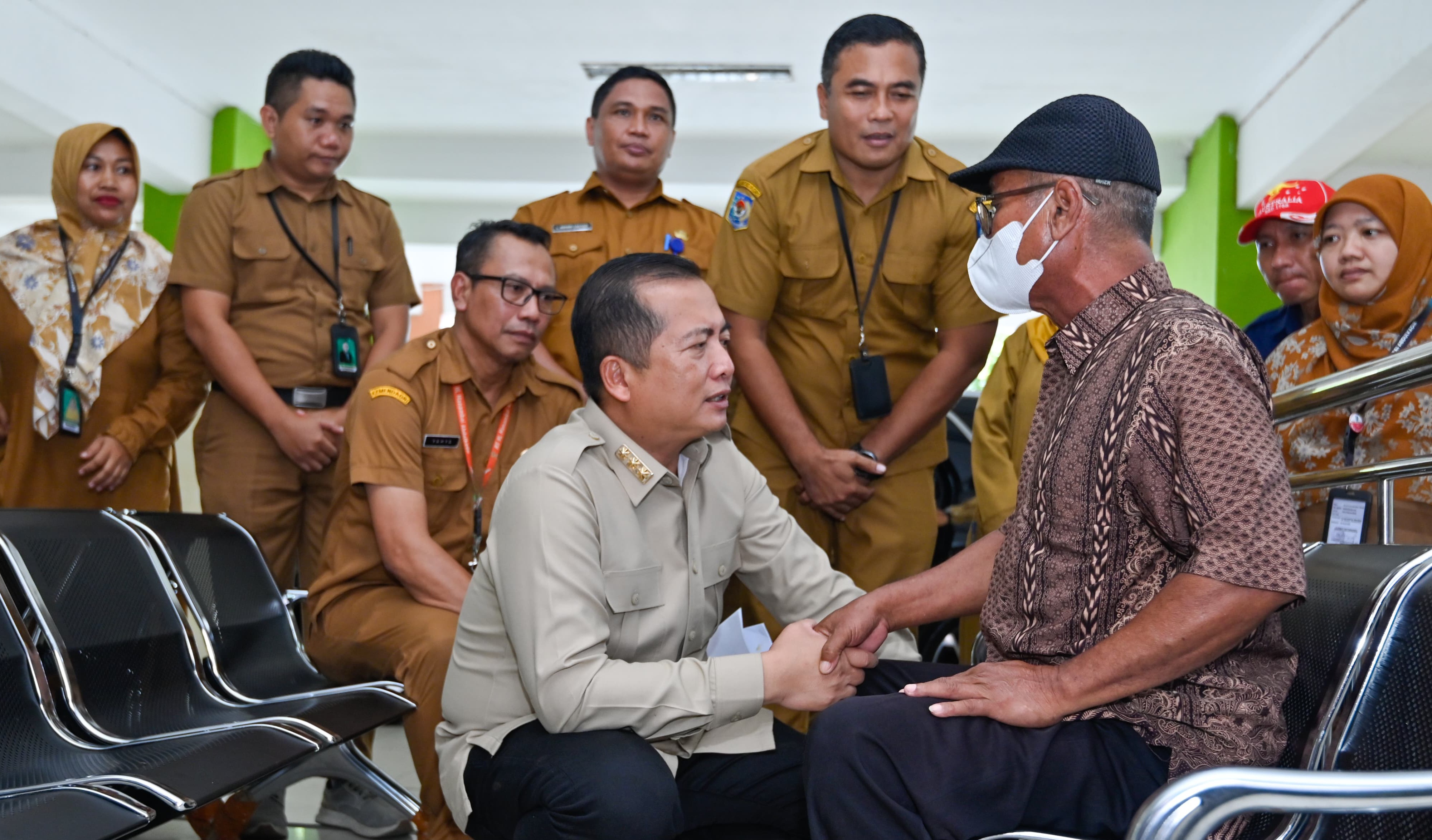 BERI SOLUSI: Gubernur NTB Lalu Muhamad Iqbal berbincang dengan keluarga pasien saat mengunjungi RS H.L Manambai Abdulkadir, Kabupaten Sumbawa, Senin (21/4).