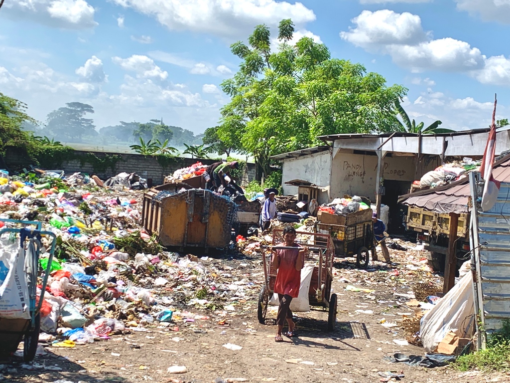 MENUMPUK: Tumpukan sampah yang ada di pembuangan Kebon Talo, Minggu (20/4).&nbsp;