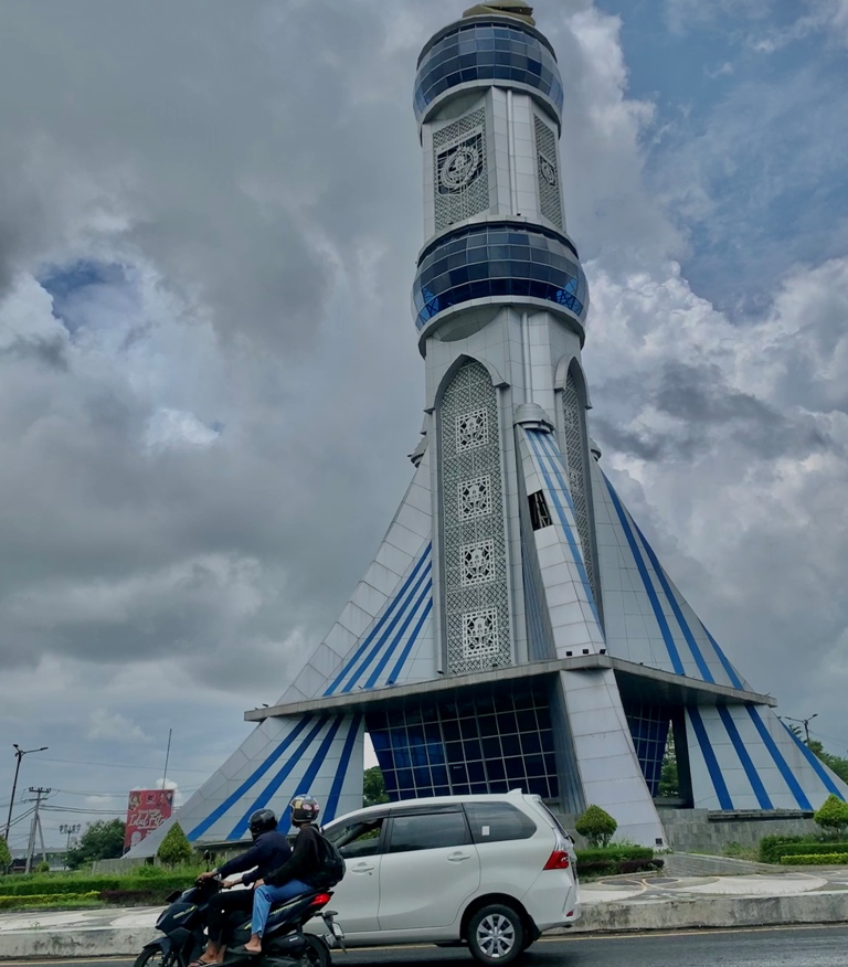 Tugu Mataram Metro yang jadi ikon Kota Mataram terlihat bolong.&nbsp;