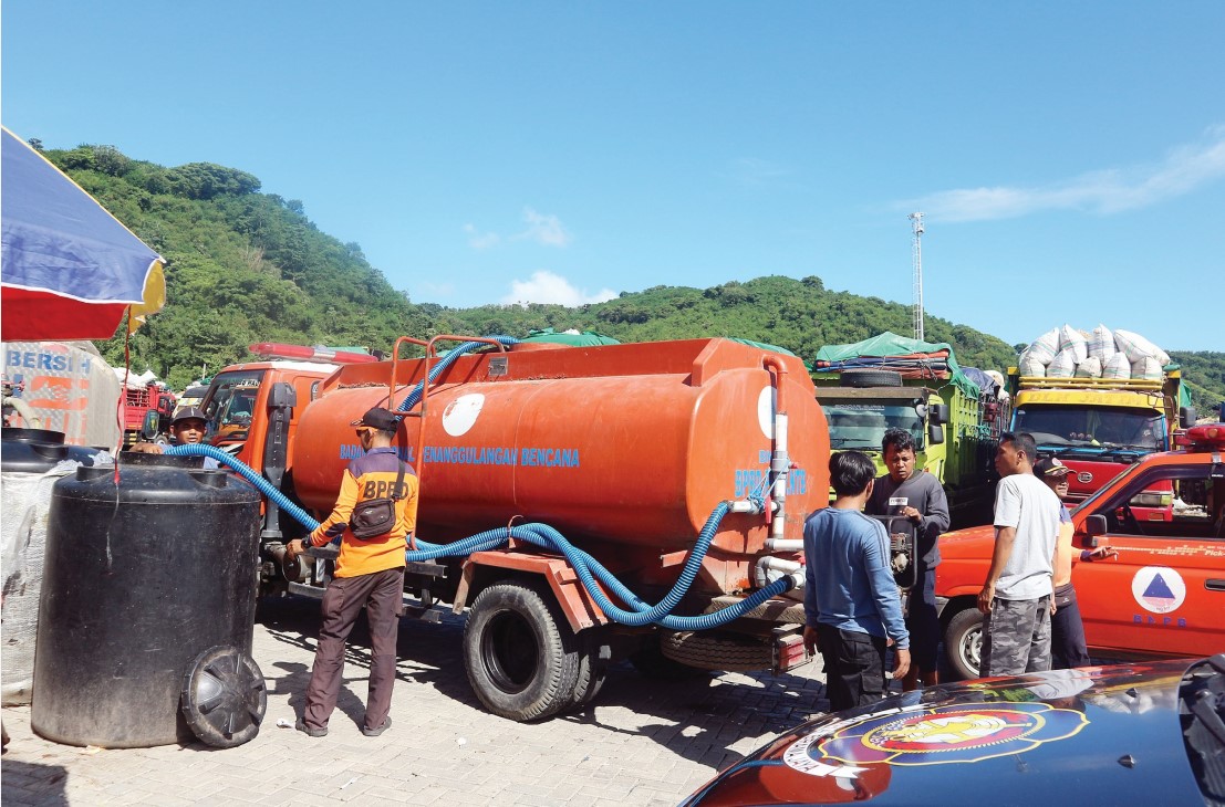 BERI BANTUAN: Mobil tangki air BPBD Lobar dan Dinas Damkar membawakan air bersih untuk peternak sapi di Pelabuhan Gili Mas, Minggu (20/4).