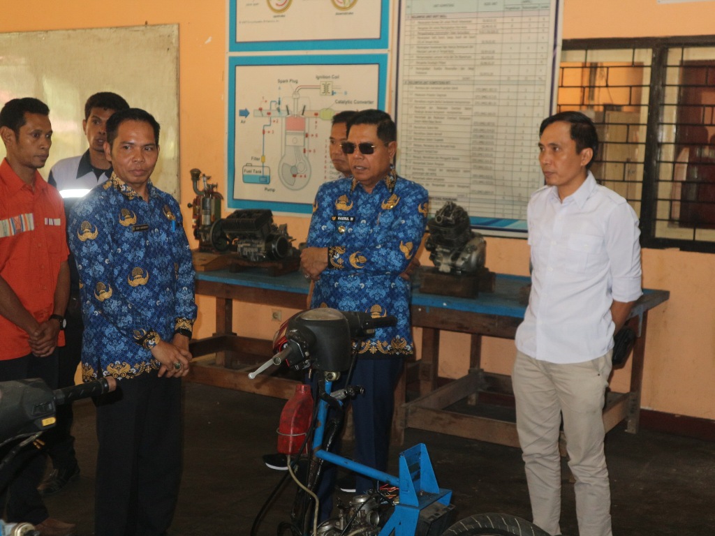 PERIKSA KEADAAN: Bupati Lombok Timur (Lotim) H Haerul Warisin (tengah) saat mengecek alat praktik di Loka Latihan Kerja (LLK) Selong, Sabtu (19/4).