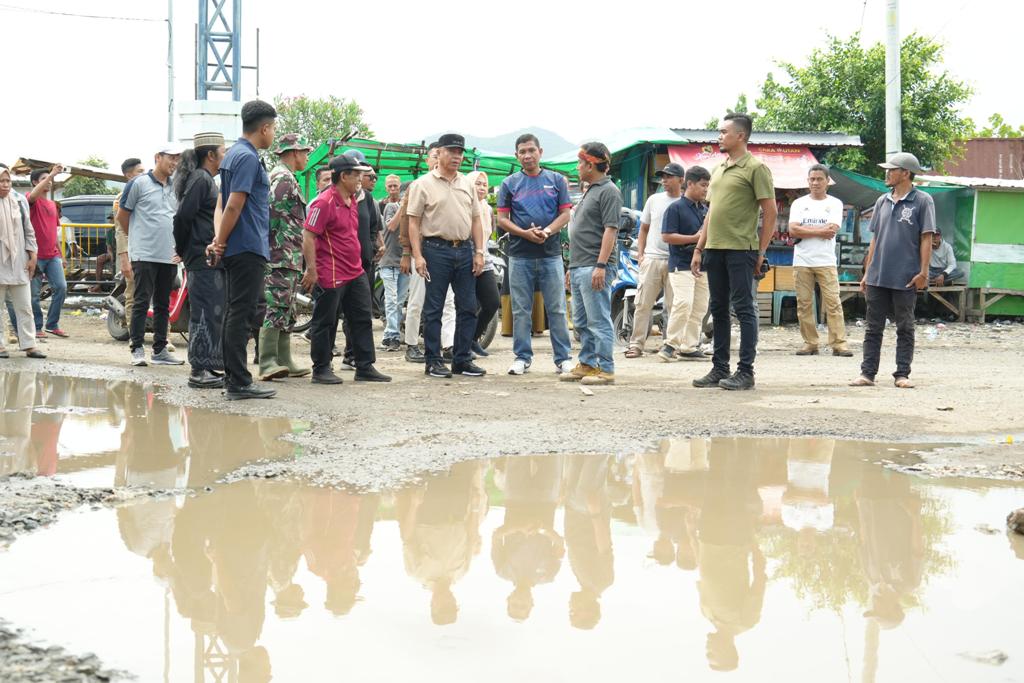 TINJAU: Wali Kota Bima HA Rahman H Abidin meninjau jalan rusak di bagian barat pasar Amahami, Sabtu (19/4).