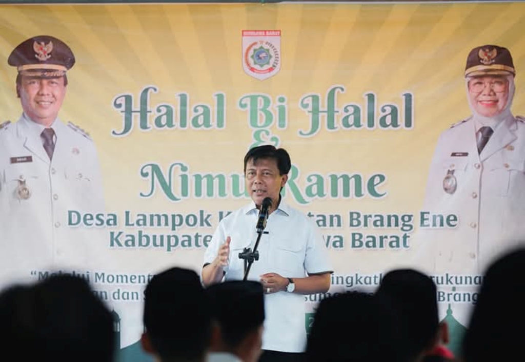 MENYAPA WARGA: Bupati KSB Amar Nurmansyah saat menyampaikan sambutan di acara halalbihalal di Desa Lampok, beberapa hari lalu.