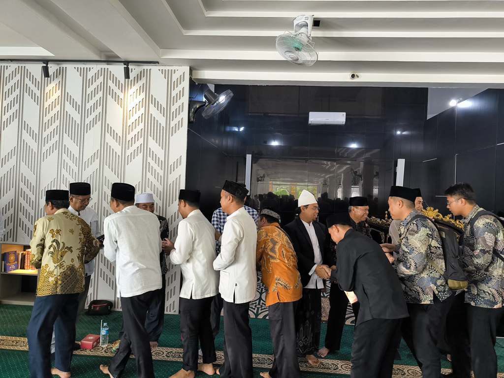 HALAL BIHALAL: Guru Kecamatan Sandubaya dan Cakranegara yang tergabung dalam Arkom halal bihalal di Masjid Agung Al-Muttaqin, Cakranegara, Sabtu lalu (19/4).