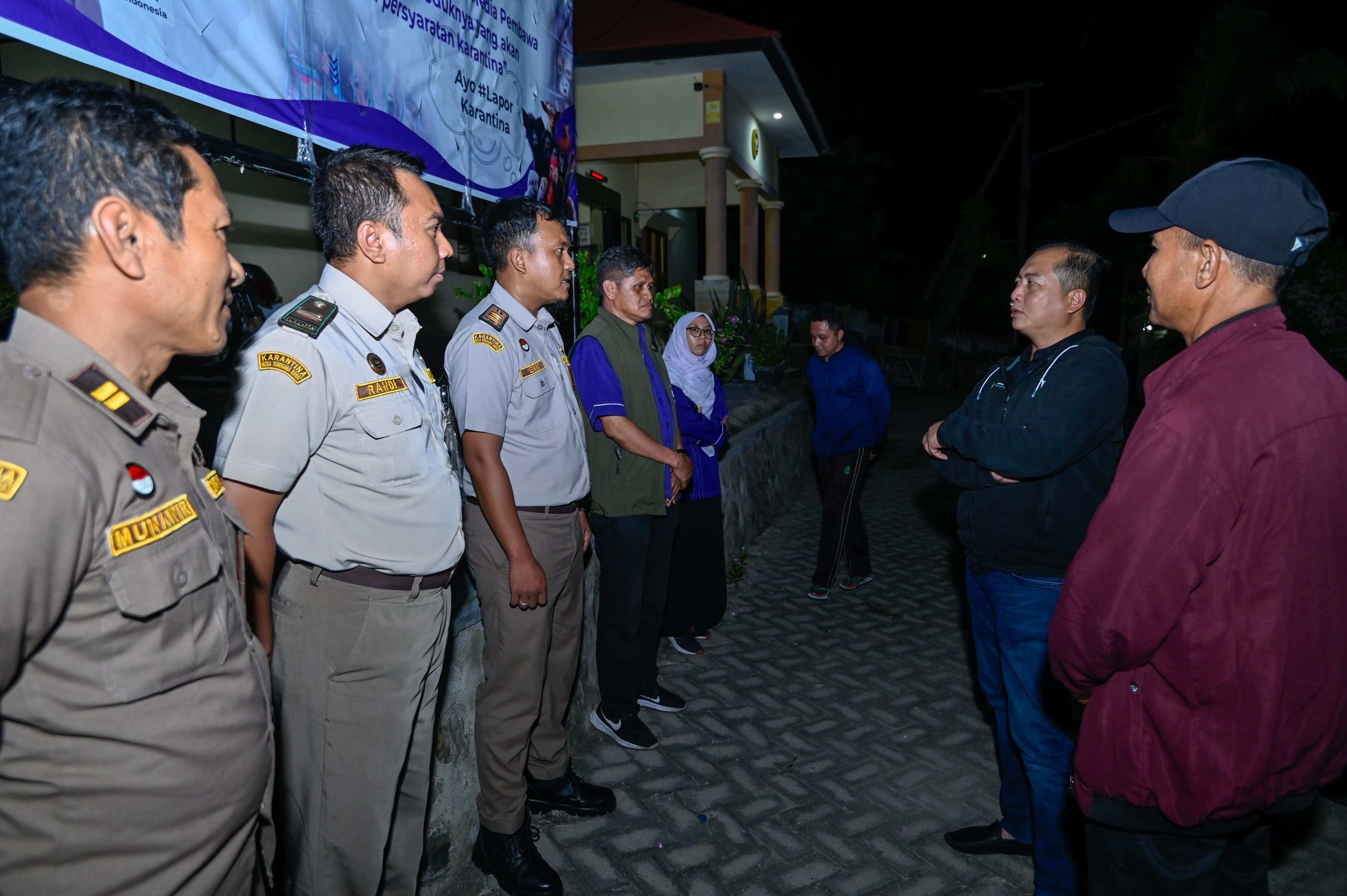 Gubernur NTB Lalu Muhamad Iqbal sidak ke Kantor Balai Karantina di Pototano, KSB, Senin dinihari (21/4).