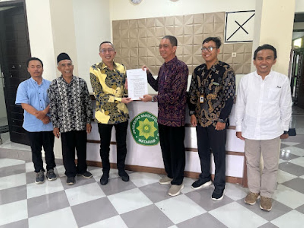 TERIMA SK: Kepala LLDIKTI Wilayah VIII&nbsp; Dr. Ir. I Gusti Lanang Bagus Eratodi, S.T., M.T (tiga dari kanan) menyerahkan SK izin operasional program PPG kepada jajaran pimpinan UNW diRuang Rapat UNW.
