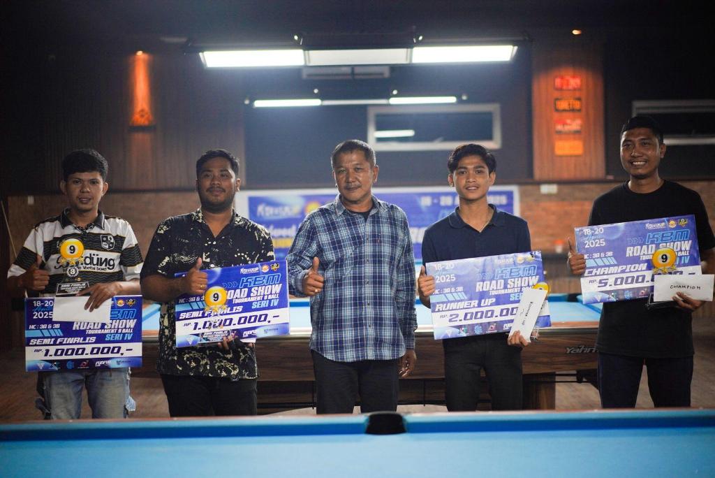 SERI KEEMPAT: Para juara KBM Seri IV bersama pemilik WW Billiard I Komang Mahendra Gandi usai mengikuti kompetisi, Minggu (20/4) malam.