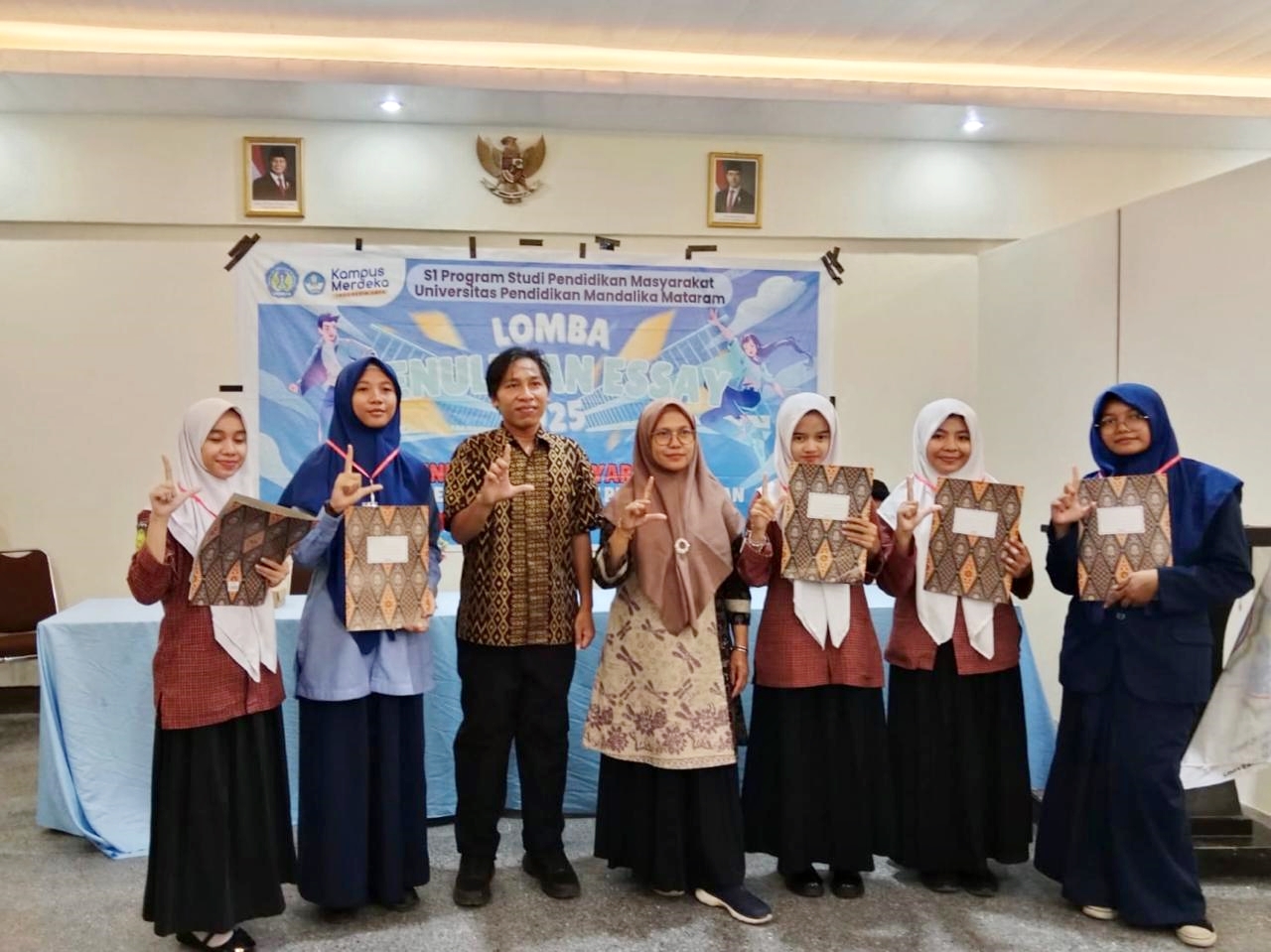 MEMBANGGAKAN: Pembina dan siswi MAN 1 Lotim berfoto bersama usai meraih juara di lomba penulisan karya ilmiah Tahun 2025 Undikma, di Mataram, kemarin (21/4).