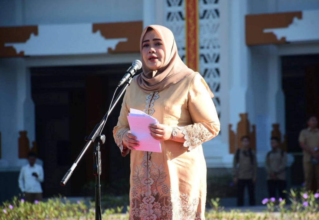 GELORAKAN SEMANGAT: Wagub NTB Hj Indah Dhamayanti Putri saat menjadi pembina upacara di peringatan Hari Kartini Tahun 2025, di lapangan Bumi Gora, kompleks Kantor Gubernur NTB.