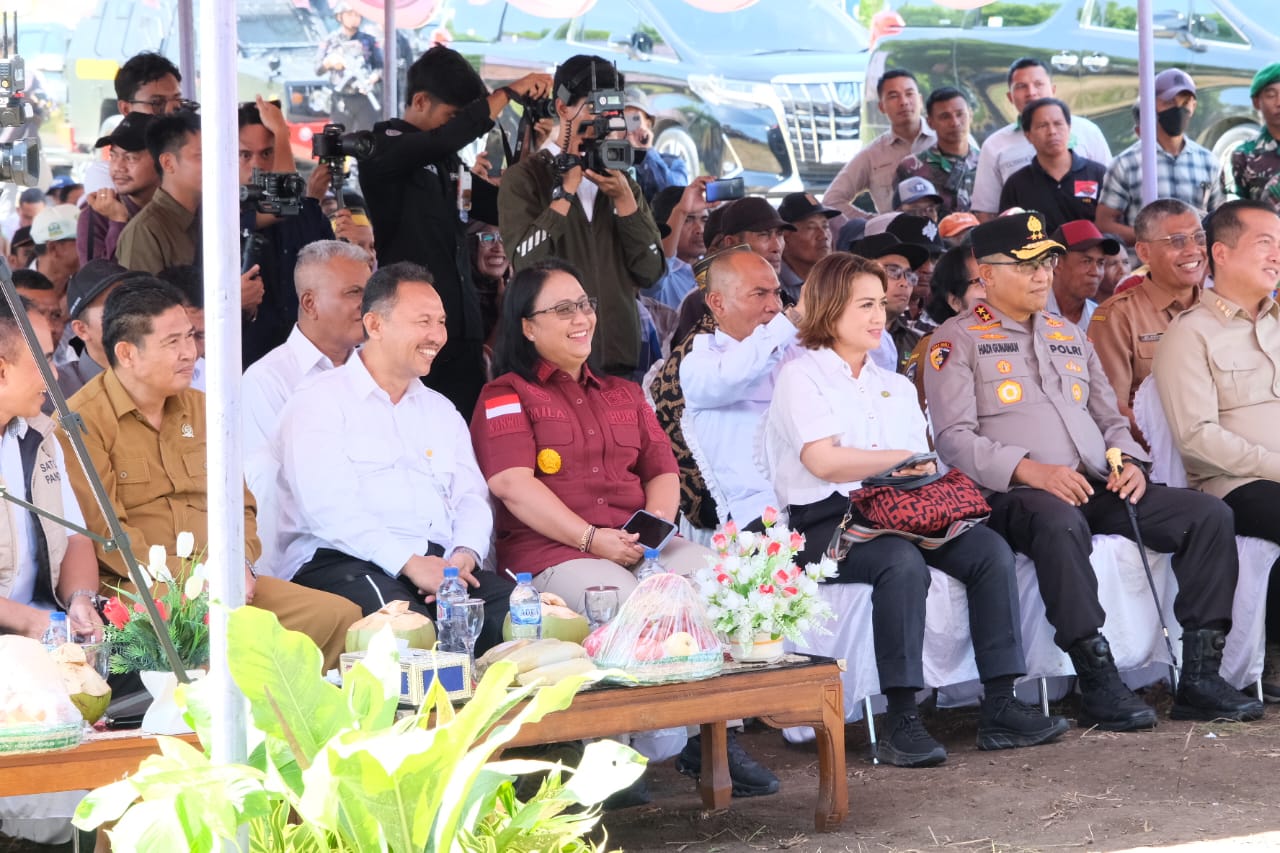 Kepala Kantor Wilayah Kemenkum NTB, I Gusti Putu Milawati menghadiri Panen Raya di Moyo Utara, Kabupaten Sumbawa pada Senin (21/04).