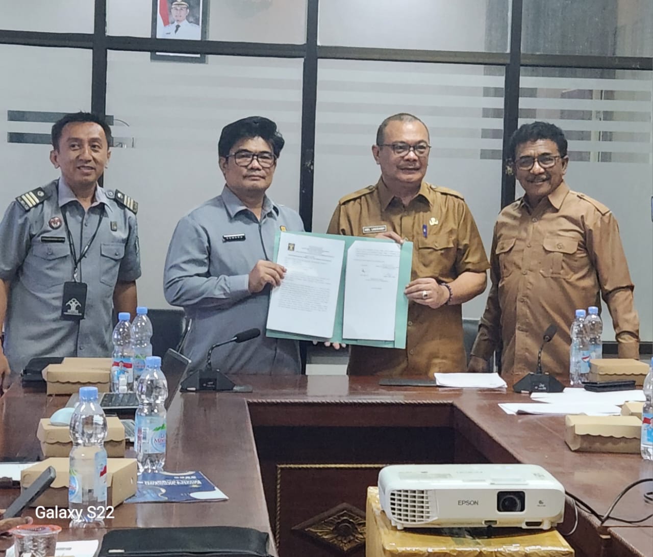 Kepala Divisi Peraturan Perundang-undangan dan Pembinaan Hukum (Kadiv PPPH) Edward James Sinaga menandatangani kerja sama dengan Sekretaris DPRD Kabupaten Bima Edi Tarunawan.