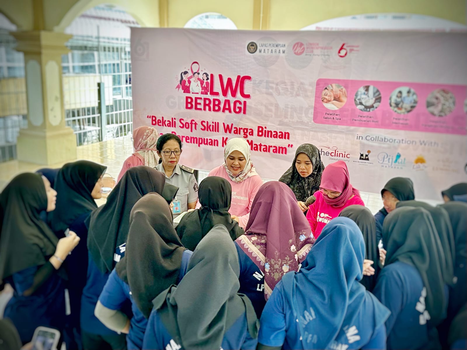 Tim LWC saat memberikan materi cooking dalam rangka Hari Kartini di LPP Mataram, Senin (21/4).