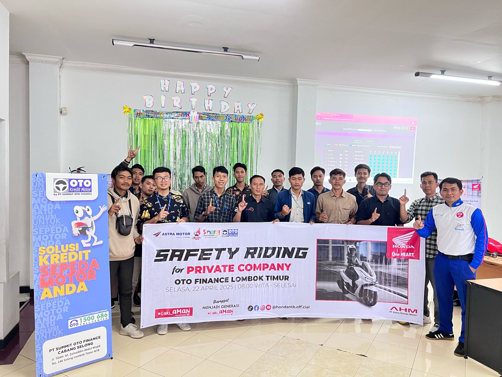 Kompak : Tim safety riding Astra Motor NTB bersama karyawan OTO Summit Lotim, Selasa (22/4).