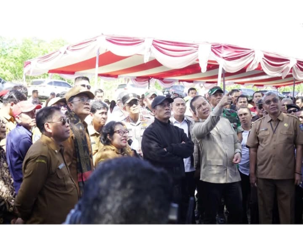 SERAP KELUHAN PETANI: Mentan Andi Amran Sulaiman didampingi Gubernur NTB Lalu Muhamad Iqbal usai berdialog dengan petani sebelum panen raya jagung di Desa Penyaring, Kecamatan Moyo Utara, Sumbawa.