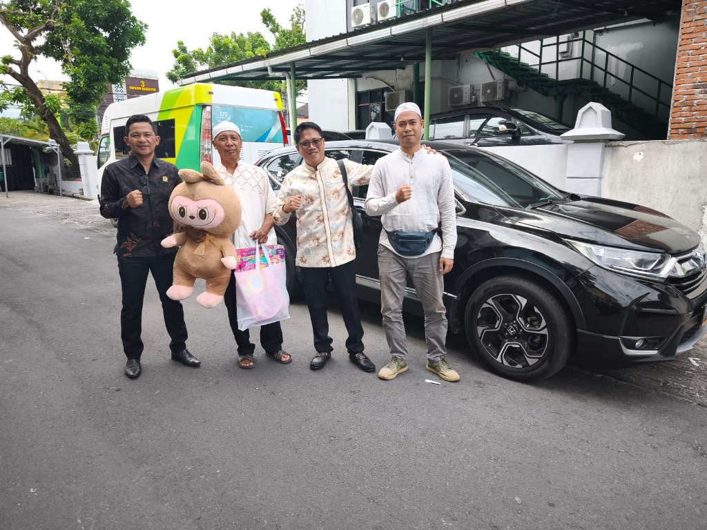 DUKUNGAN MORIL: Ketua Fraksi PPP Kota Mataram Zia Urrahman (dua dari kanan) bersiap mengunjungi H, bocah 4 tahun yang diduga jadi korban kekerasan seksual di Dasan Agung, Sabtu (19/4)
