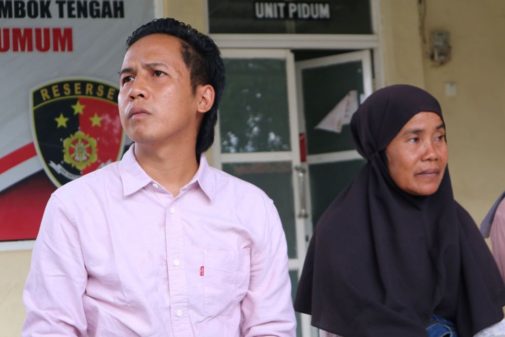 HATI NURANI: Sitah (kanan) didampingi kuasa hukumnya Apriadi Abdi Negara (kiri) paparkan kronologi kliennya ditetapkan sebagai tersangka oleh Polres Loteng, Selasa (22/4).