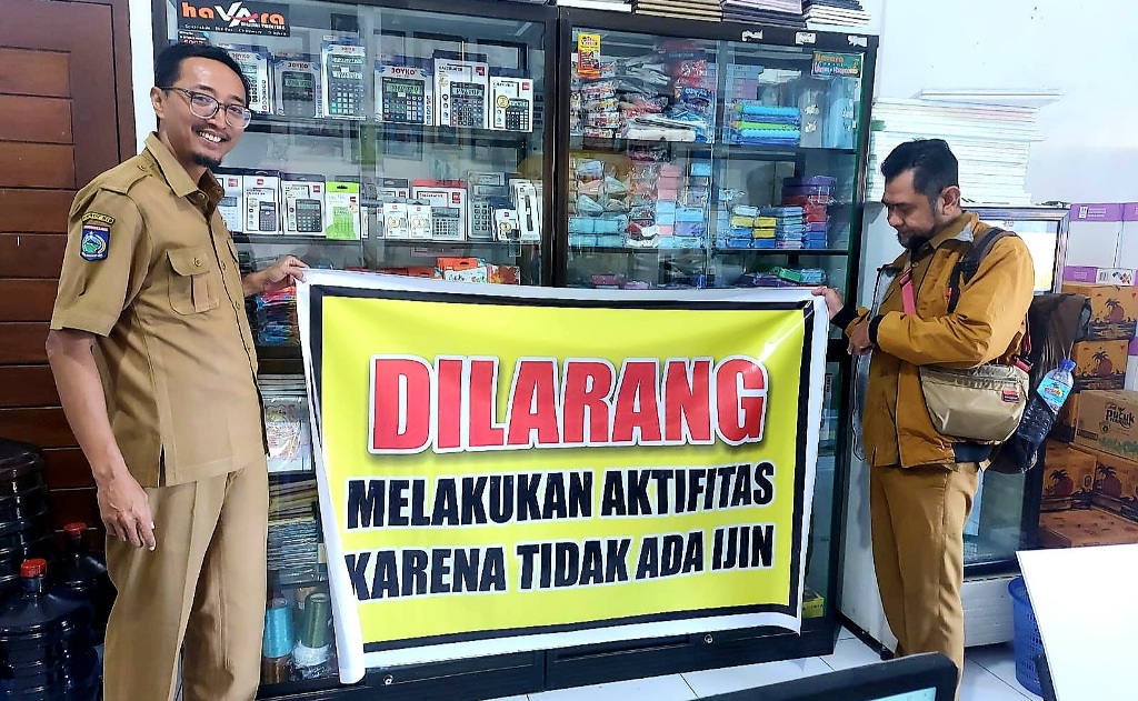 SEGERA DIPASANG: Spanduk penutupan aktivitas reklamasi akan dipasang pihak Dinas PUTR Lobar hari ini.