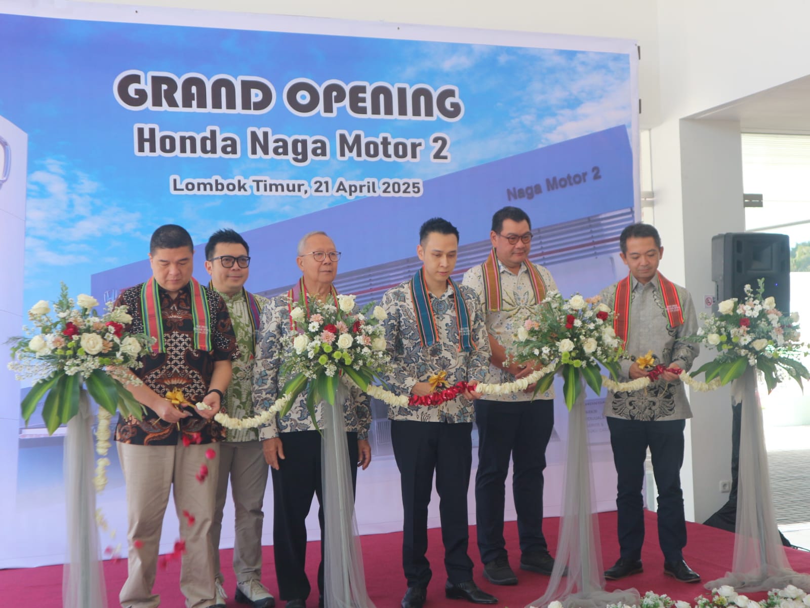 RESMIKAN: Director Honda Surabaya Center Main Dealer Honda wilayah Jawa Timur, Bali dan Nusa Tenggara. Saat meresmikan Dealer Honda Naga 2 di Jalan Raya Sikur-Mataram, Senin (21/4).