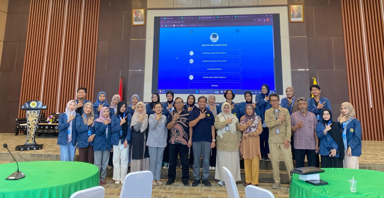 KOORDINASI: Para peserta kegiatan koordinasi dan diskusi antara mentor dan mahasiswa program SAPA KAMPUS Batch 7, di Ruang Sidang Senat Rektorat Universitas Mataram (Unram), Selasa (22/4).