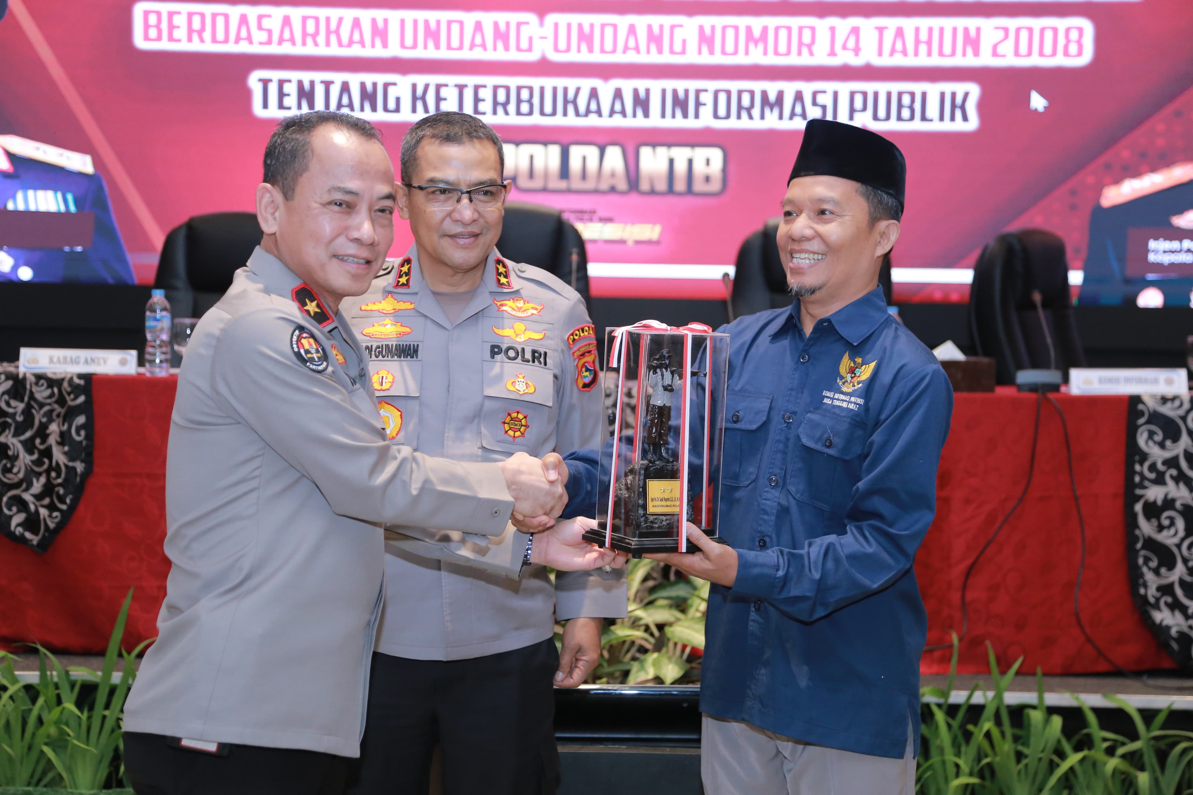 Karo PID Divisi Humas Polri Brigjen Pol Tjahyono Saputro (kiri) memberikan plakat kepada Kapolda NTB Irjen Pol Hadi Gunawan dan salah satu pembicara.