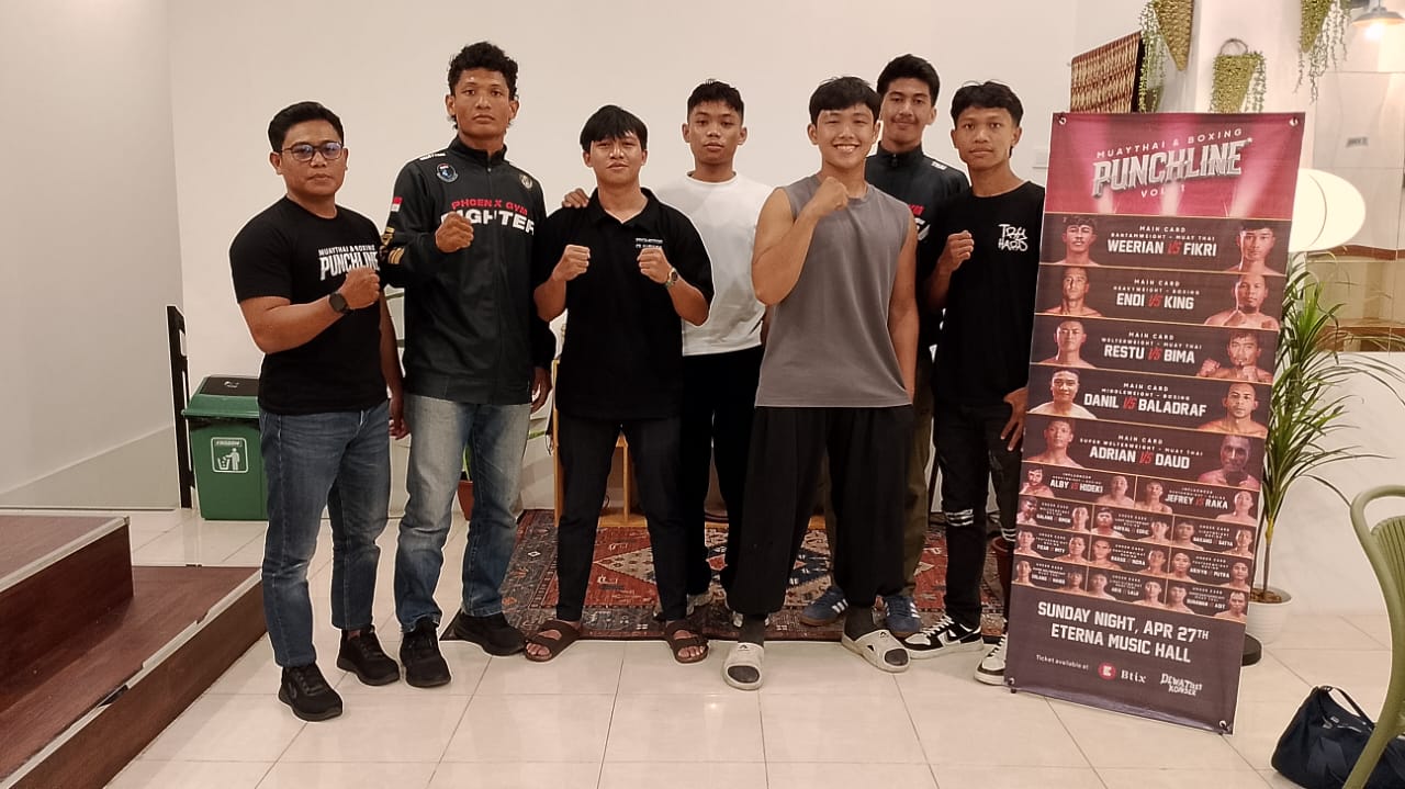 Sejumlah petarung muaythai NTB bersama penyelenggara Puncline Vol 1 usai memberikan keterangan pada media, Senin (21/4) malam.