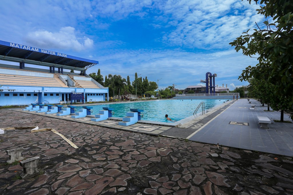 ASET BERHARGA: Kolam MWP tengah dibersihkan oleh seorang petugas, Selasa (22/4).