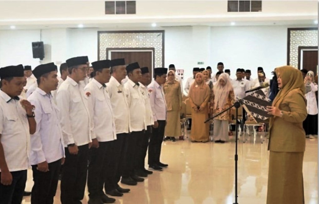 SELAMAT BERTUGAS: Wagub NTB Indah Dhamayanti Putri melantik 83 PPIH dari 10 kabupaten/kota di Aula Bir Ali II Asrama Haji NTB, Selasa (22/4).