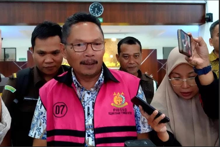 TINGGAL JALANI SIDANG: Tersangka pengelolaan lahan NCC Rosiady Sayuti dikawal jaksa saat dilimpahkan ke JPU, Selasa (22/4).