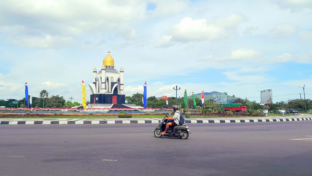 BAKAL DITATA: Bundaran Giri Menang Square bakal ditata Pemkab Lobar tahun ini dengan pembangunan air mancur menari.